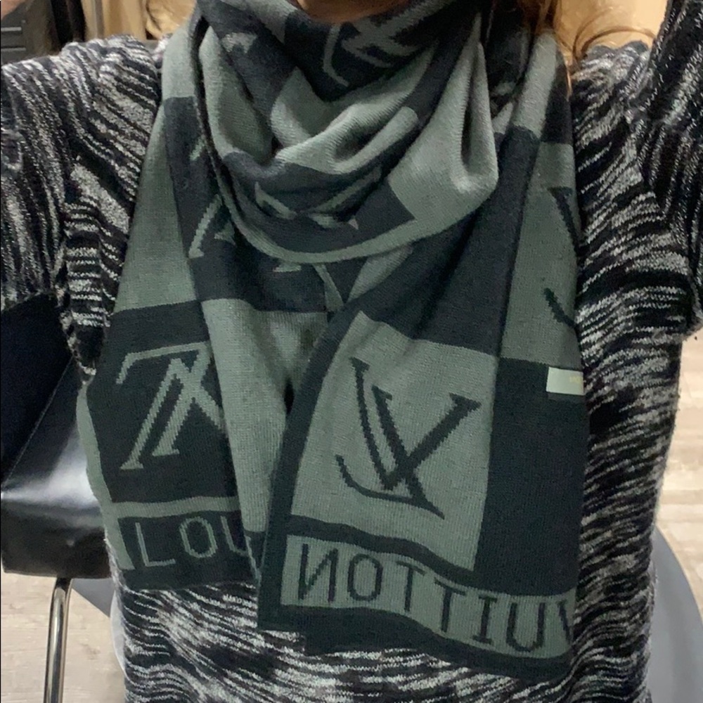 Louis Vuitton scarf - Picture 7 of 7